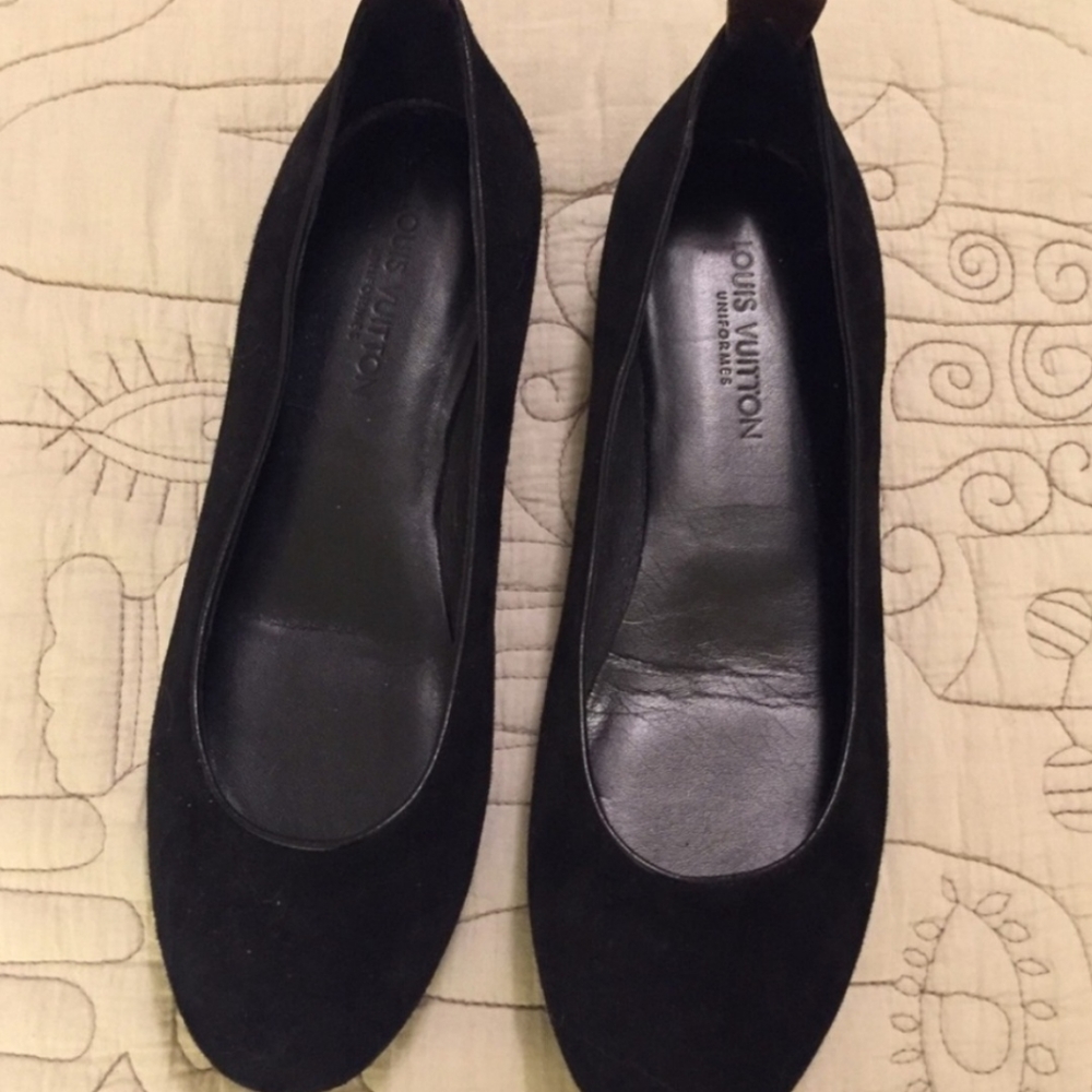 Selling my Authentic bearly used Louis Vuitton suede flats
